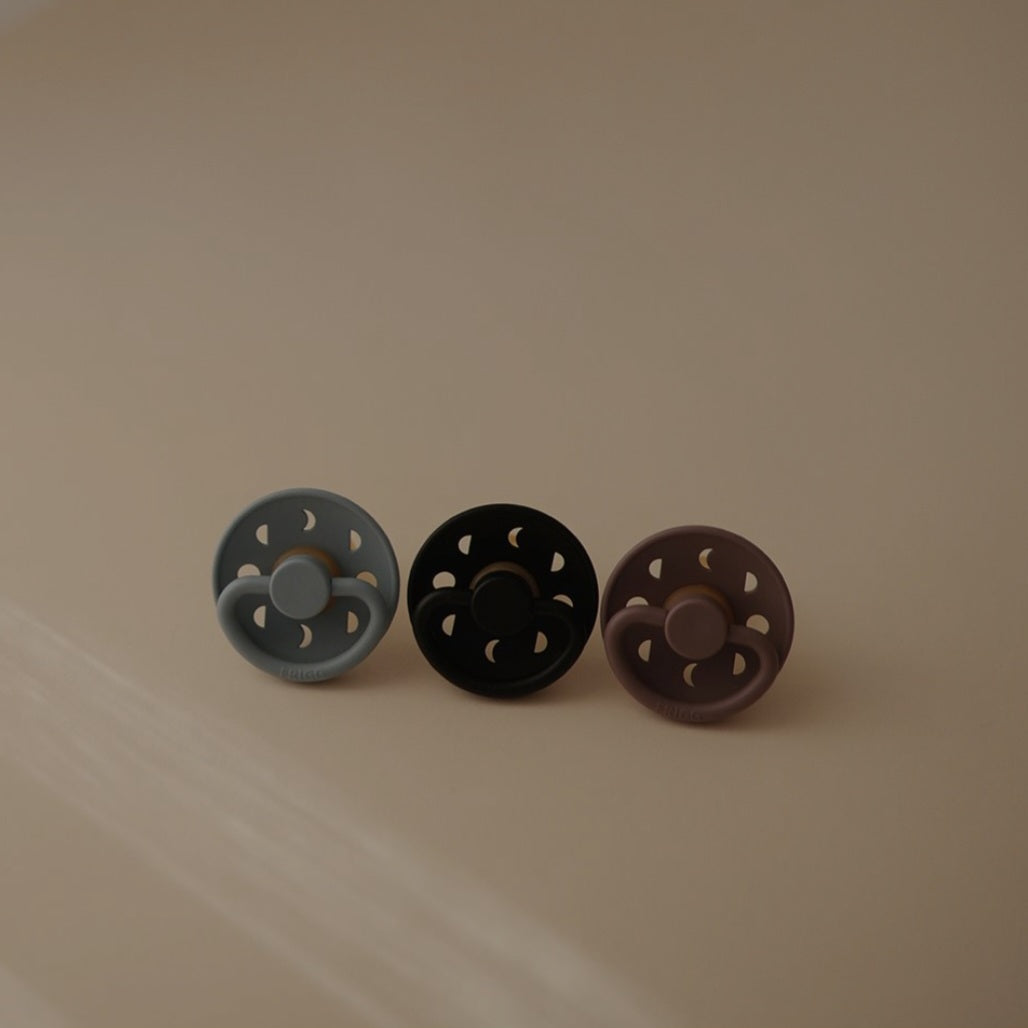 FRIGG Moon Phase - Round Latex Pacifier - Stone Blue